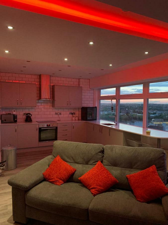 Luxury Panoramic Balcony Swindon Central Esterno foto
